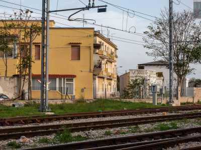 A destra, dopo aver incontrato un passaggio a livello e superato la caserma dell�Aeronautica e il laboratorio dell'artista Tarshito, si addentra in un paesaggio rurale dove il tempo sembra essersi fermato...